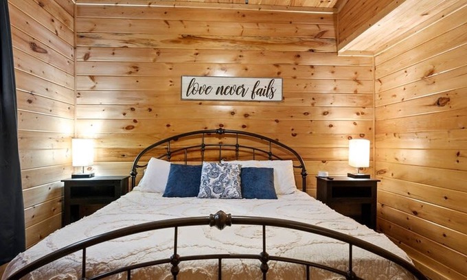 Broken Bow House | Modern Cabin in Broken Bow w Hot Tub Firepit