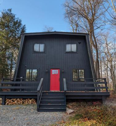 Tobyhanna Ski Chalet | Modern chalet for 8 people with Fireplace, Hot Tub and nearby Skiing