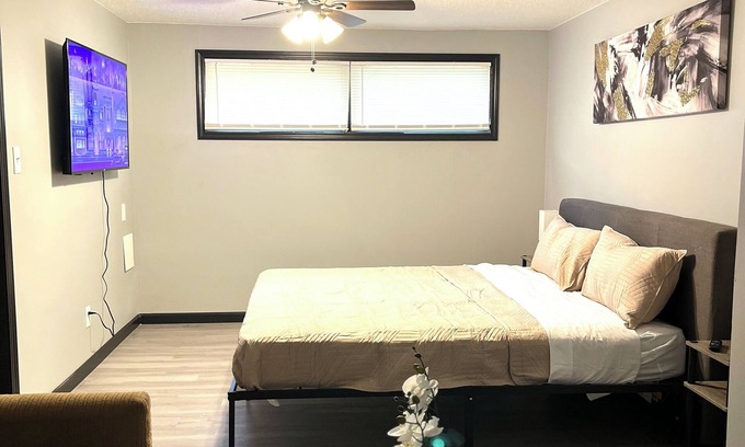 Pauline House | Modern Cozy Retreat in Topeka, 4-bedroom