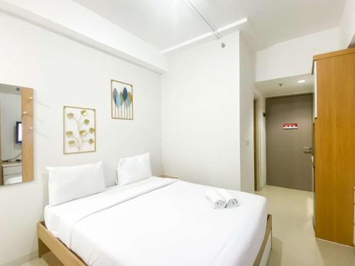 Cikarang Apartment | Modern Design Studio at Vasanta Innopark Apartment By Travelio