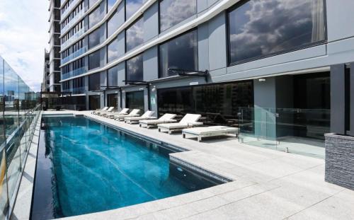 South Brisbane Apartment | Modern Designers Pad by Serain Residences