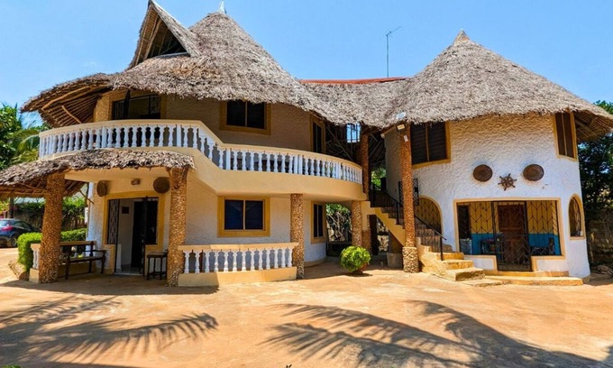 Diani Beach Apartment | Modern Diani studio near Carrefour with pool; AC use via guest-paid tokens.nnnn