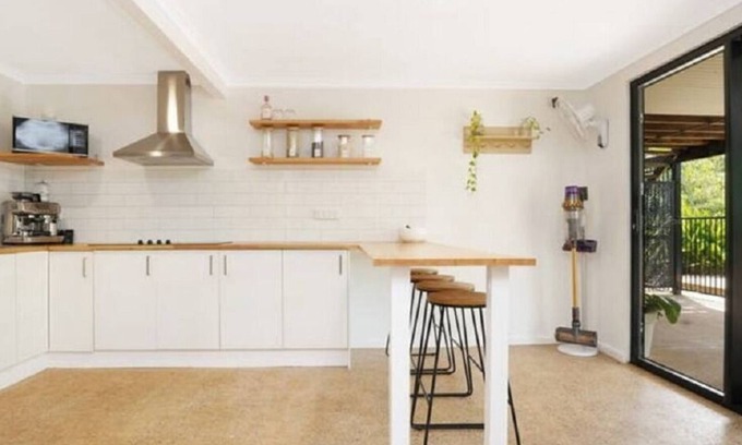 Eaton House | Modern Guesthouse in Ludmilla