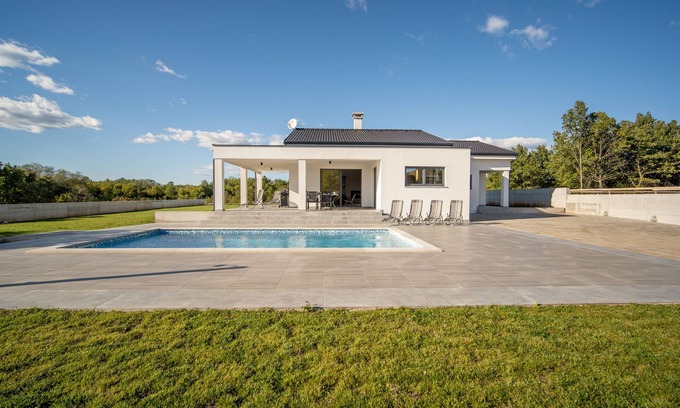 Topid House | Modern holiday home with spacious garden & pool