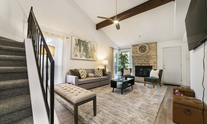 East Riverside - Oltorf House | Modern Home 7 Min from Downtown