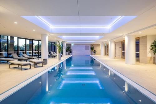 Phillip Apartment | Modern Homy 1B1B APT Pool Gym Cinema Westfield Cafe