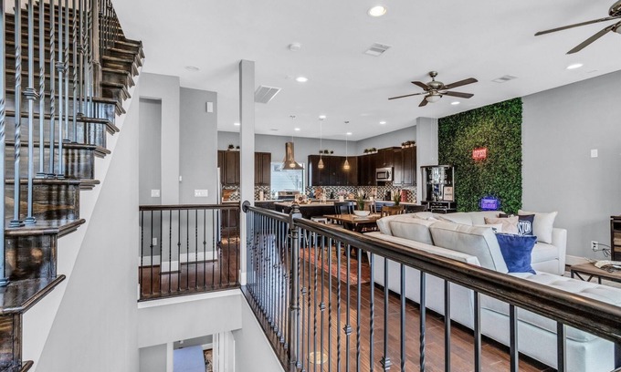 South Central Houston House | Modern, Houston Inspired House W/Best Views Of Downtown! - Less Than 1 Mile To Eado/midtown Bars 3 Bedroom Home by Redawning
