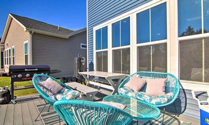 Lewes House | Modern Lewes Home w/Deck, Grill + Pond View!