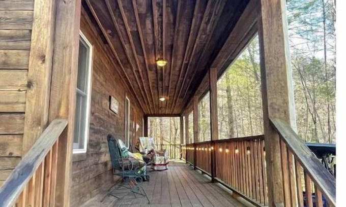 Sunset House | Modern Log Cabin near Lake Keowee sleeps 6-8 Hunting and Hicking Trails
