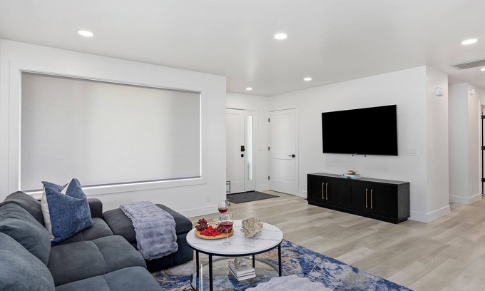 Burley House | Modern Luxe B 2BR Retreat by Modern Space Properties