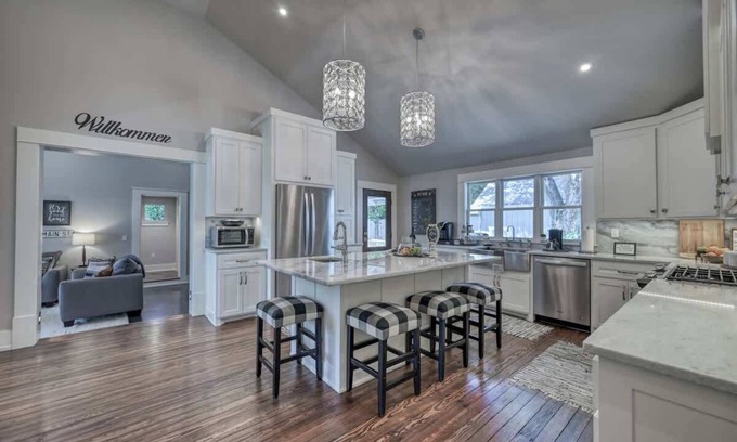 Fredericksburg House | Modern Luxurious Home With Game Room