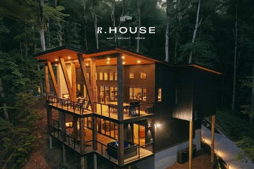 Ellijay Ski Chalet | Modern luxury cabin with hot tub on river
