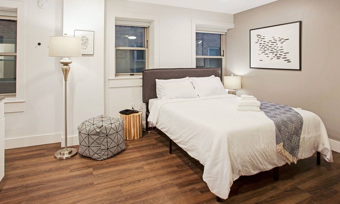 Hanover Place Apartment | Modern MW Studio with Gym by Zencity