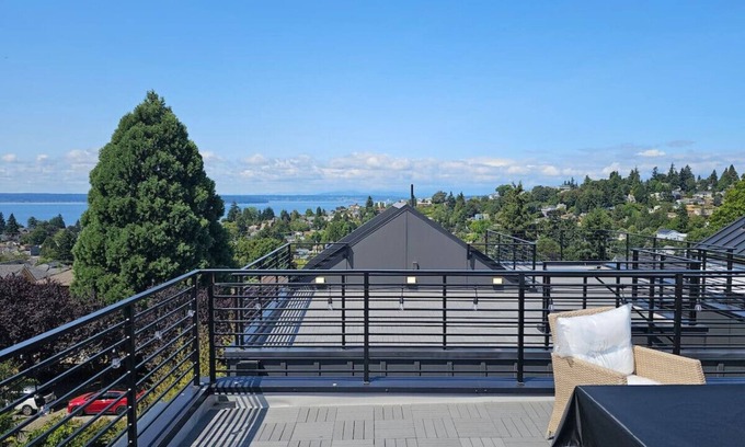 Genesee House | Modern new home w/water views