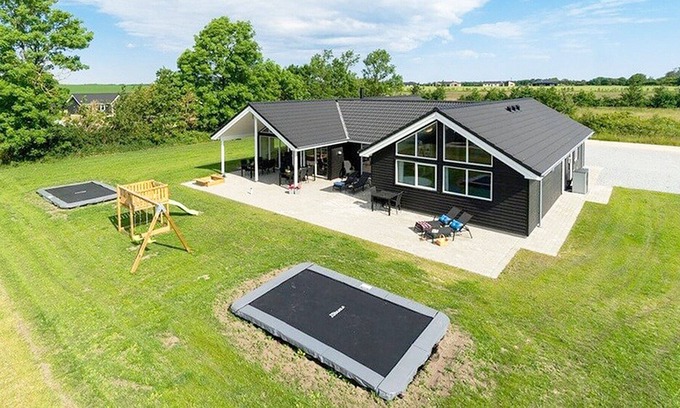 Grenaa House | Modern pool house with great equipment, WiFi, oven and large kitchen