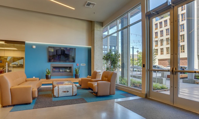 Uptown Condo | Modern Q21 Condo with Unbeatable Location - Pedestrian Paradise