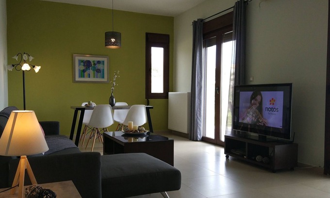 Pitharion House | Modern & Quiet on the Hill