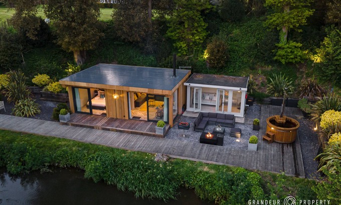 New Forest District Cabin | Modern Riverside Lodge with Hot Tub in Sopley, New Forest.