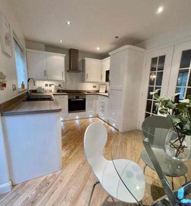 Sprowston House | Modern + Secluded 3 bed, 10 mins into city centre
