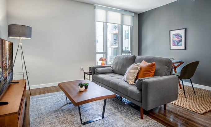 South of Market Apartment | Modern SoMa 1BR w/ Gym + Roofdeck near BART (Civic Center) by Blueground