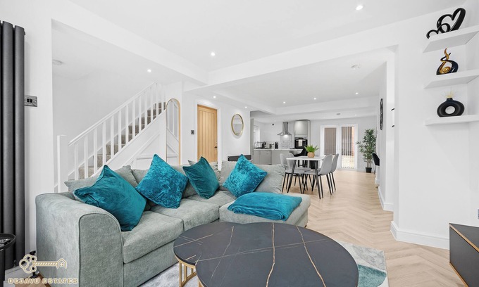 Clayton House | Modern & Spacious 3Bedroom property, 0.7 miles from Ethiad stadium & Co-Op Live