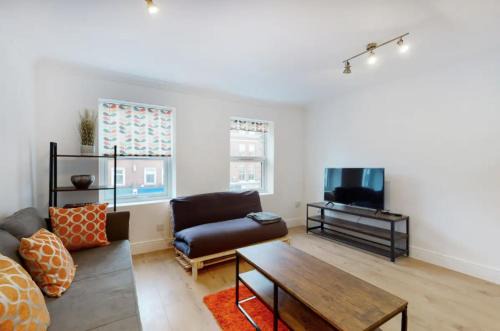 Whitechapel Apartment | Modern split level 1 bedroom flat in Aldgate