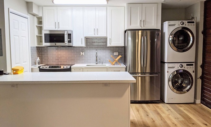 Makiki Apartment | Modern Studio - Comforts at Camelot