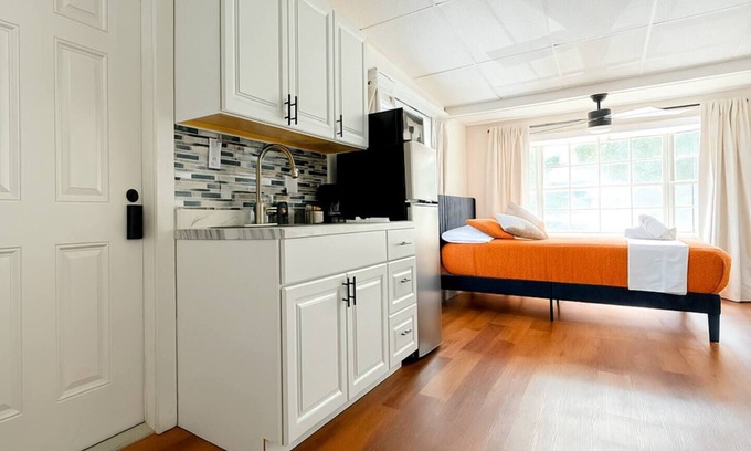 Winter Haven Apartment | Modern Studio Escape 10min to Legoland