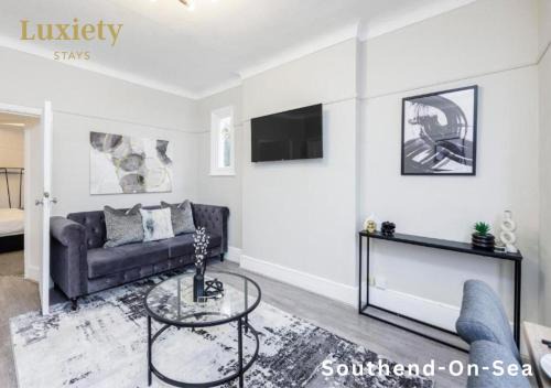 Southend-on-Sea Apartment | Modern & Stylish 2BR - CITY CENTRE Nr High Street & C2C by Luxiety Stays