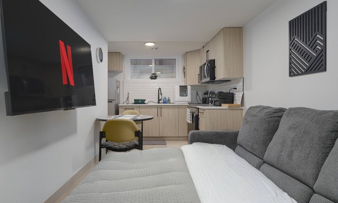 North Central Edmonton House | Modern Suite Near Royal Alex Hospital, LRT, Rogers|Free WiFi, Parking & Netflix