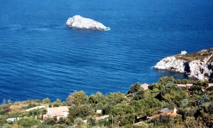 Cala Piccola House | Monte Argentario: House with patio in front of Giglio Island