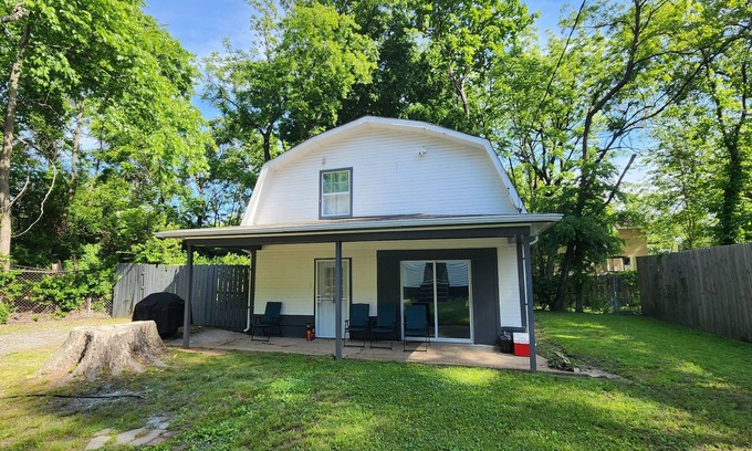 South Memphis Cottage | MONTHLY STAYS-Spacious Guest House w/8+ Beds- Near Downtown & Medical District