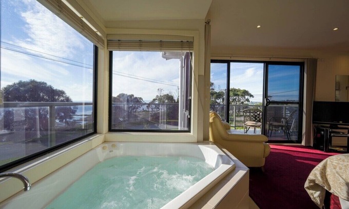 Newhaven Apartment | Moonlight Bay and Gallery Ocean View King Suite #2