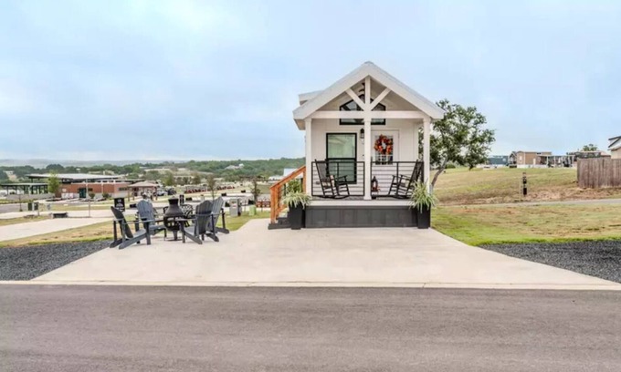 Fredericksburg Resort | Moonlight Views - Tiny Home #54nWelcome to enchanting getaway in Fredericksburg