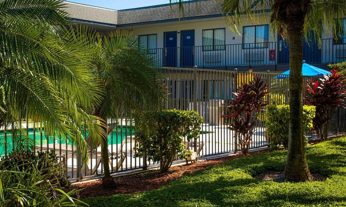 Lantana Hotel | Motel 6 Lantana, FL