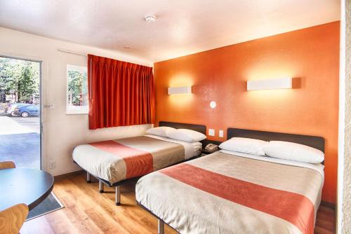 Mammoth Lakes Hotel | Motel 6-Mammoth Lakes, CA