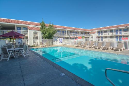 Redding Hotel | Motel 6-Redding, CA - South