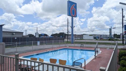 Victoria Hotel | Motel 6-Victoria, TX