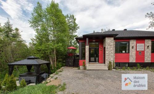 Petite-Riviere-Saint-Francois House | Mountain Spa & Pool table - Maison des Erables