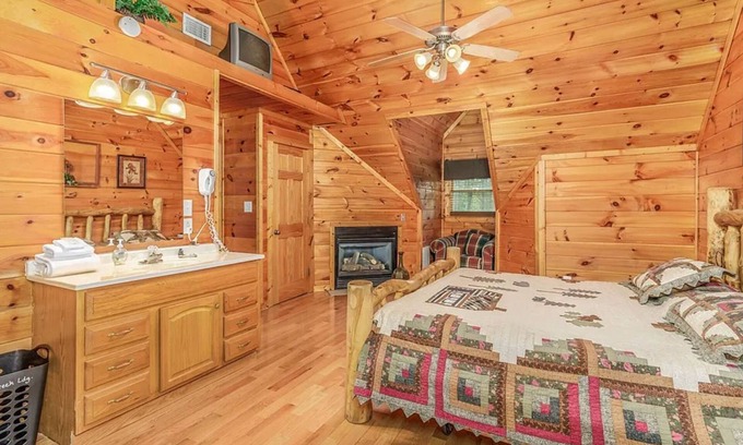 Pigeon Forge Apartment | Mountain Escape Book Now