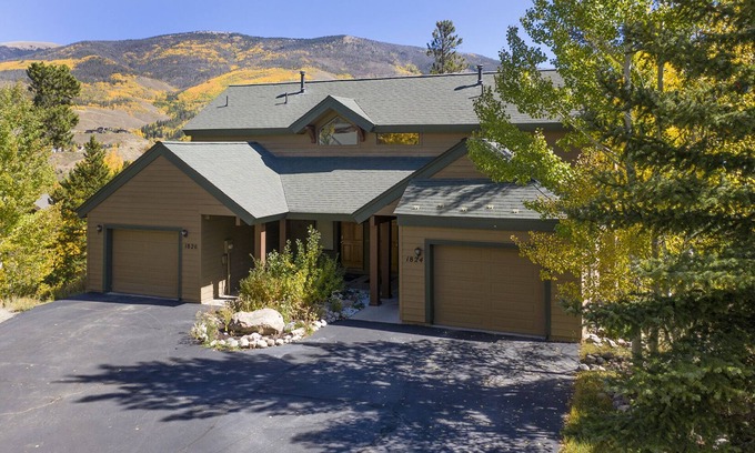 Three Peaks House | Mountain Retreat Near Hiking and Golf In Silverthorne