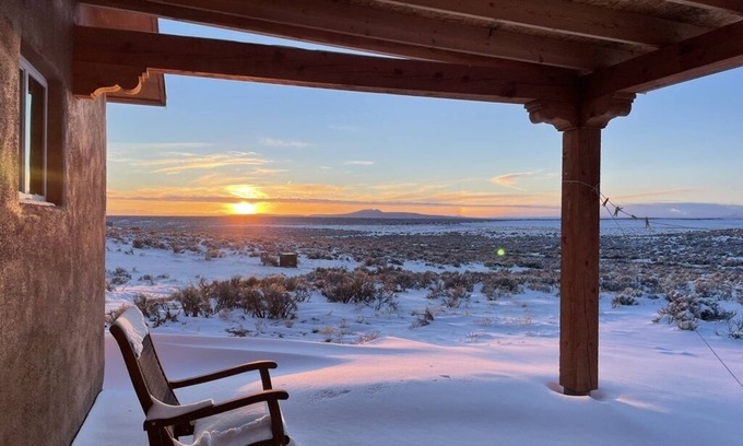 Taos House | Mountain Views and Painter`s Light