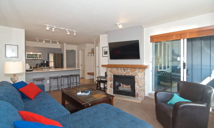 Village North Condo | MOUNTAIN VIEWS + VILLAGE LOCATION! Professionally Managed + Cleaned