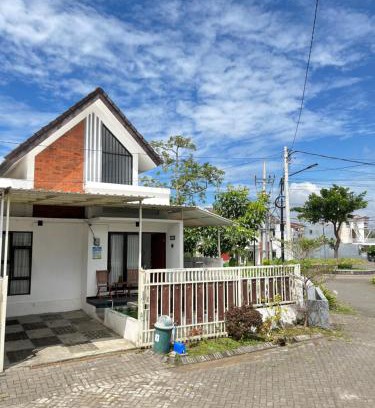 Dinoyo Villa | MP Villa New Ardmore A64 Malang
