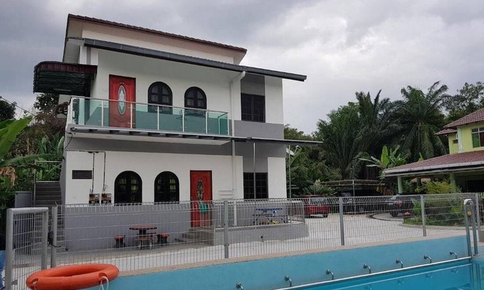 Merbau Sempak House | Mri Homestay Sg Buloh - 3 Br House on First Floor with Centralised Pool