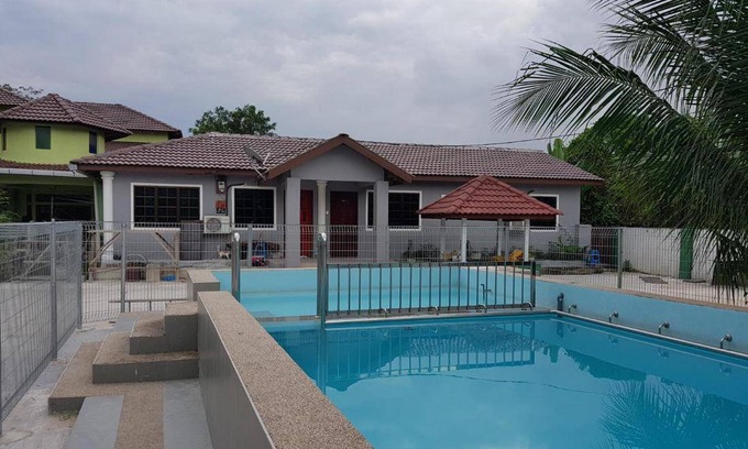 Merbau Sempak House | Mri Homestay Sg Buloh - 3 Br House (Ground Floor) with Centralised Private Pool