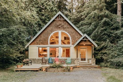 Glacier House | Mt Baker Lodgings Cabin 1 - With Wifi, Hot Tub, Pet friendly