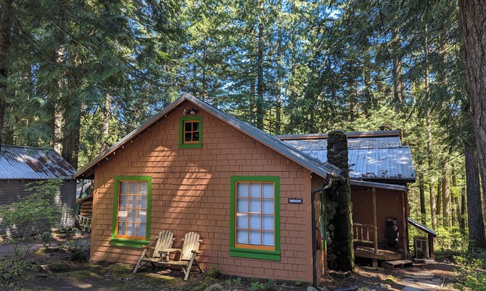 Zigzag Cabin | Mt Hood Riverfront Cabin with Hot Tub! Dog friendly!