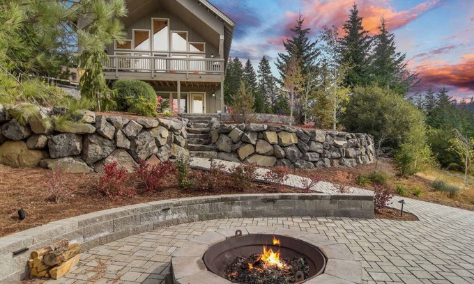 Ronald House | Mtn Family Cabin w/Stunning Views-Fall Free NIGHTS