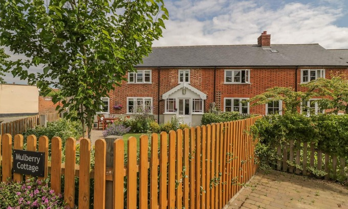 Hadleigh Cottage | MULBERRY COTTAGE, family friendly, with a garden in Hadleigh
